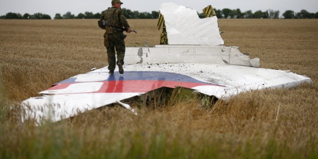 Gli Usa non cambiano la valutazione sull’abbattimento del volo MH-17 Armed pro-Russian separatist stands on part of the wreckage of the Malaysia Airlines Boeing 777 plane after it crashed near the settlement of Grabovo in the Donetsk region