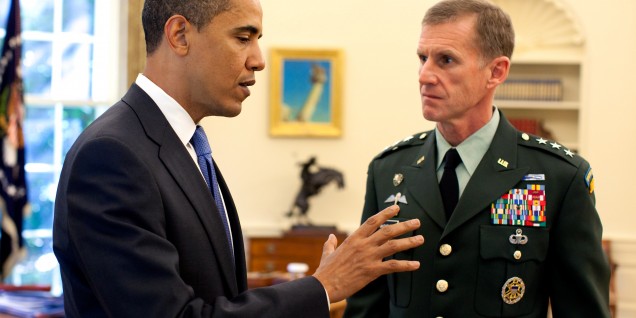 Barack_Obama_meets_with_Stanley_A._McChrystal_in_the_Oval_Office_2009-05-19