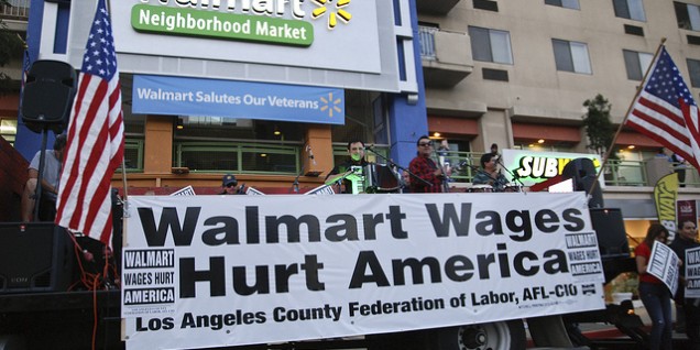 Sanders vuole tassare chi paga stipendi troppo bassi Walmart 2